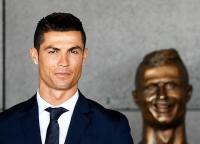 An absurd monument to Cristiano Ronaldo and other adventures of sculptures Who else was immortalized with mockery?